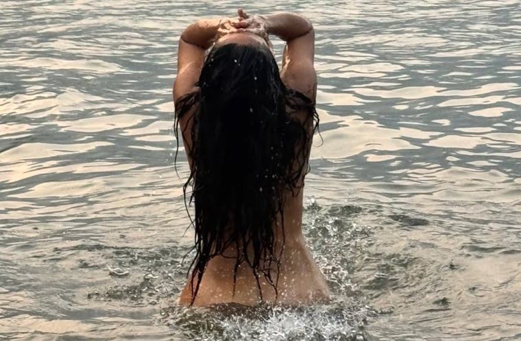 01 ممثلة لبنانية الأصل تحتفل عارية في البحر بعيدها الـ60 المحلية